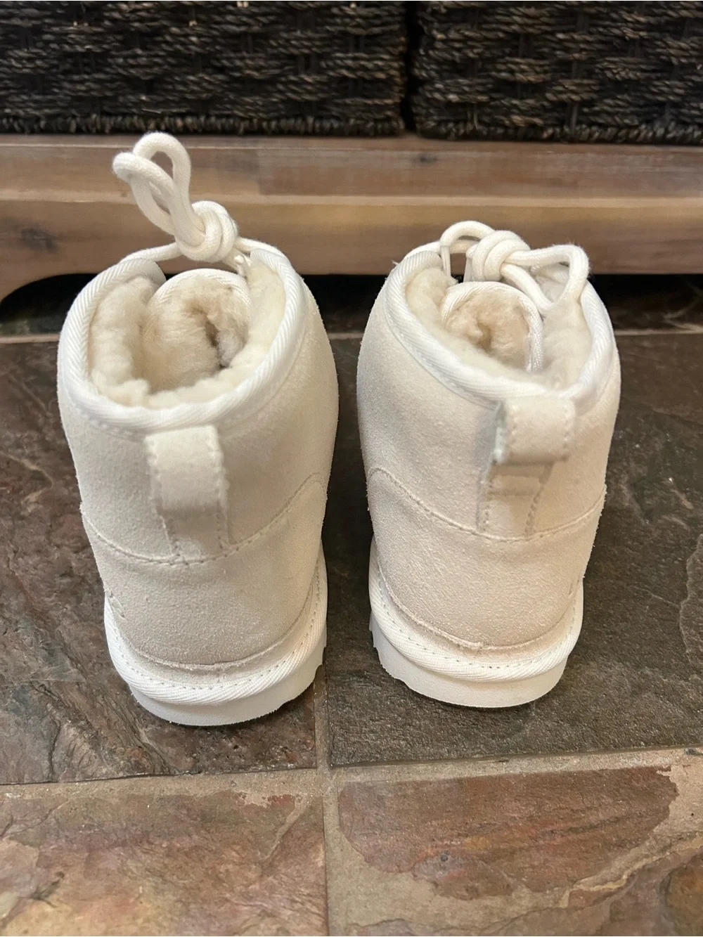 Ugg Unisex Cream Colored Chukka Suede Cozy Interior Boots, Men’s 5 Women’s 7.